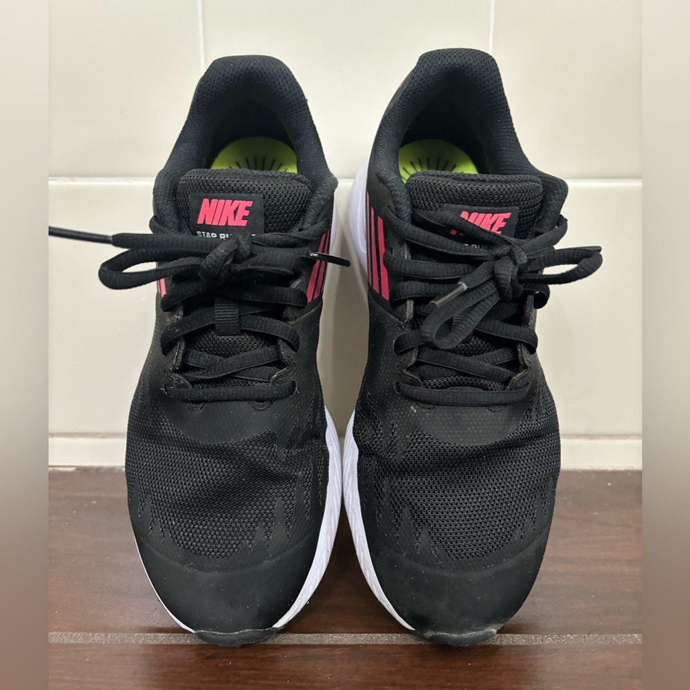 RUN…and snag these Nike Star Running Shoes! 👟 🏃‍♀️Size:3.5Youth-Barely used!